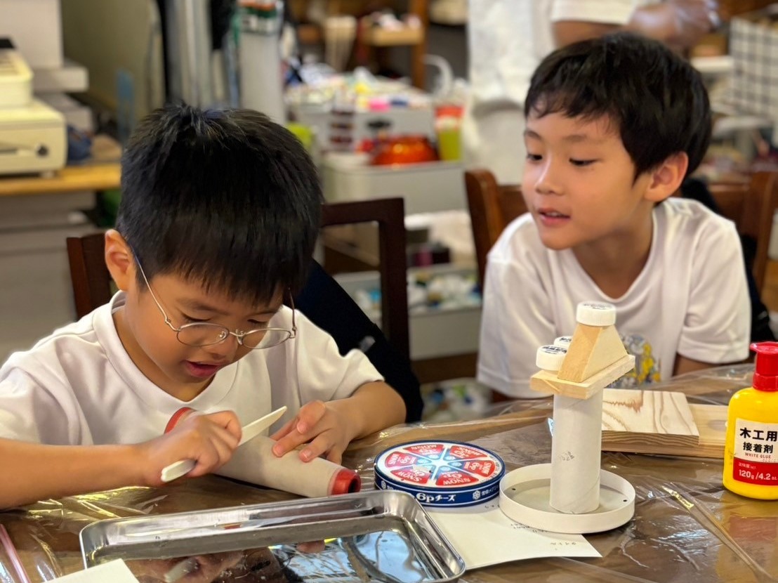 給食工場で食事を楽しんでいる子どもたちの様子